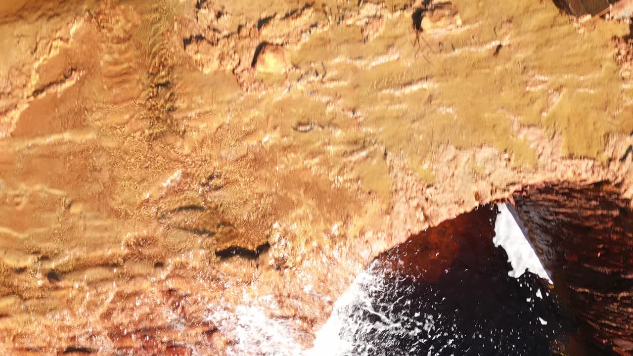 광석 채굴로 인해 붉게 물든 강