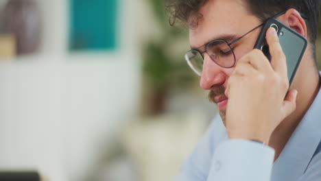 primer plano de un hombre de negocios hablando por teléfono.