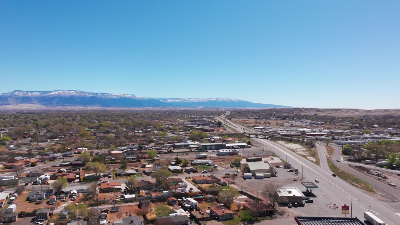 drone disparado volando fuera de grand junction, colorado y hacia abajo i-70
