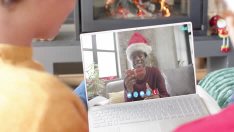 Fröhliche,-Vielfältige-Männliche-Freunde-Mit-Weihnachtlichem-Laptop-Videoanruf,-Zeitlupe