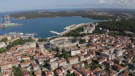 Luftaufnahme-Der-Pula-Arena-Und-Der-Wohnhäuser-In-Der-Stadt-Pula,-Gespanschaft-Istrien,-Kroatien