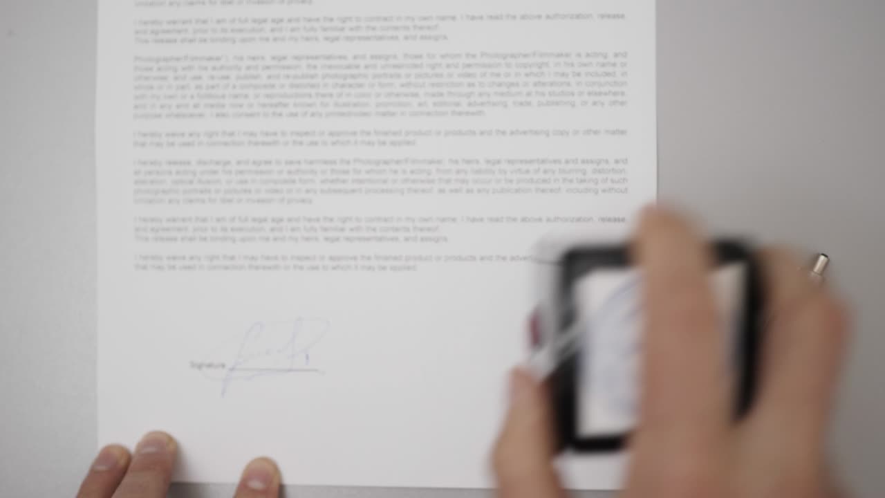 hombre de negocios sellando documento, director aprobando contrato, papeleo. notario público en la oficina sellando documento. hombre firmando contrato de banco de crédito. acuerdo legal. llenando contrato en papel.