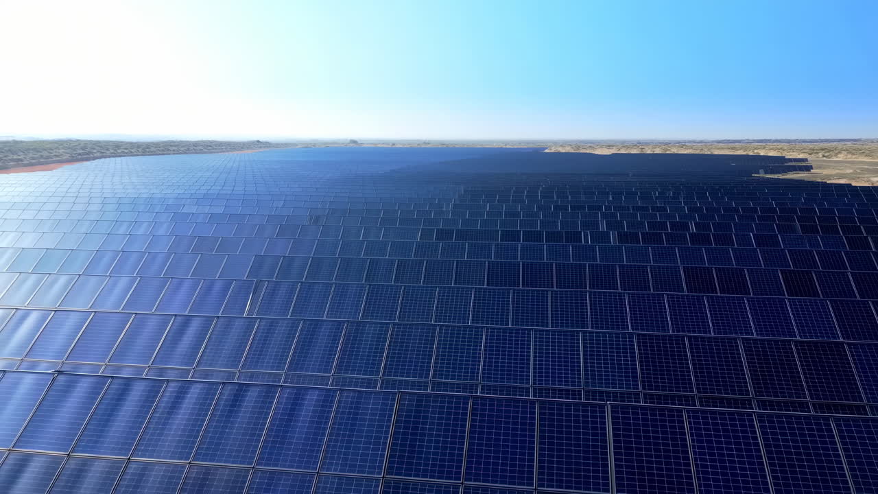 Veduta aerea di un grande parco fotovoltaico nel deserto