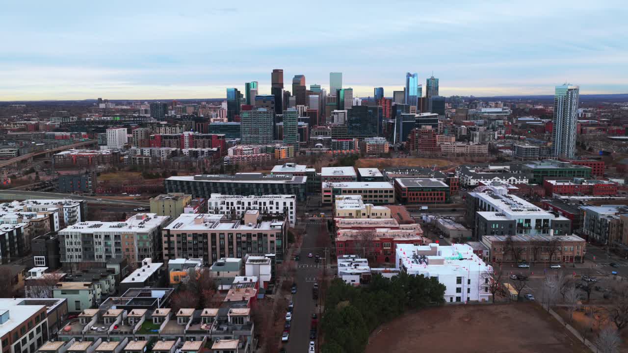 Skyline del quartiere LoDo di Denver, grattacieli, edifici, inverno, Colorado, drone aereo, Highlands Park, cielo grigio, tramonto, pomeriggio, autostrada interstatale I-25, traffico, auto, strada, catena montuosa, movimento all'indietro verso l'alto