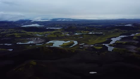 Vista-Aérea-Del-Paisaje-De-Las-Texturas-De-Las-Tierras-Altas-De-Islandia,-Colinas-Y-Montañas-Oscuras,-Ríos-Y-Lagos,-En-Un-Día-De-Mal-Humor