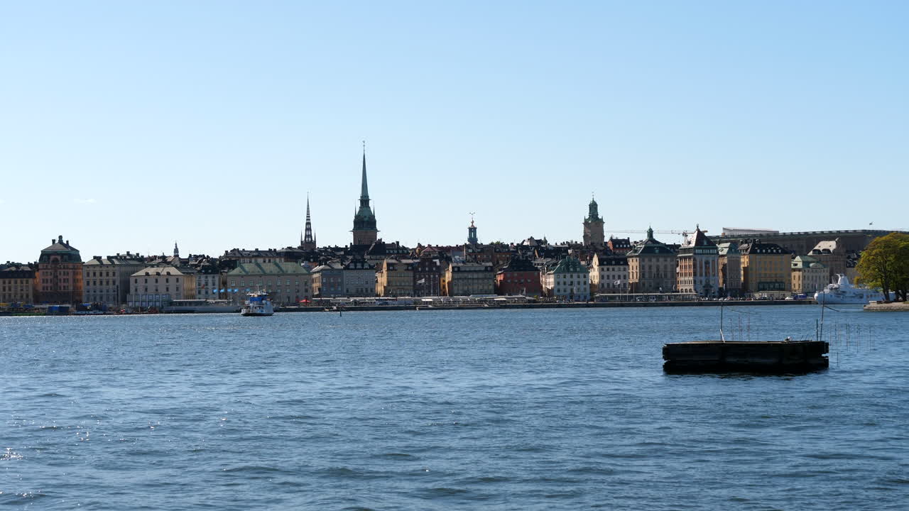 gamla stan, vista de la costa de la ciudad vieja de estocolmo en un día soleado de verano, suecia