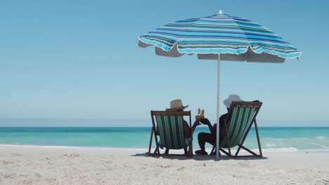 pareja de ancianos disfrutando de su tiempo libre en la playa
