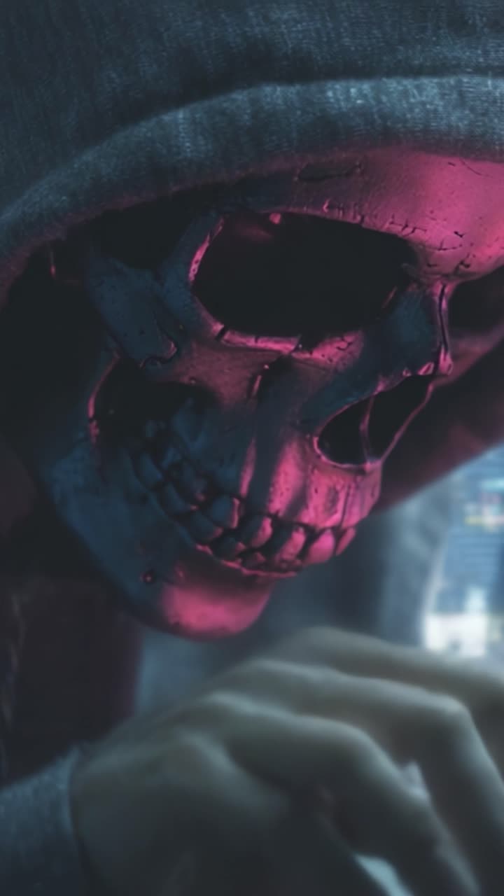 Una figura misteriosa con un teschio luminescente e un cappuccio, impegnata in un'oscura attività digitale, avvolta in un'aura al neon che aggiunge intrigo e tensione alla scena.