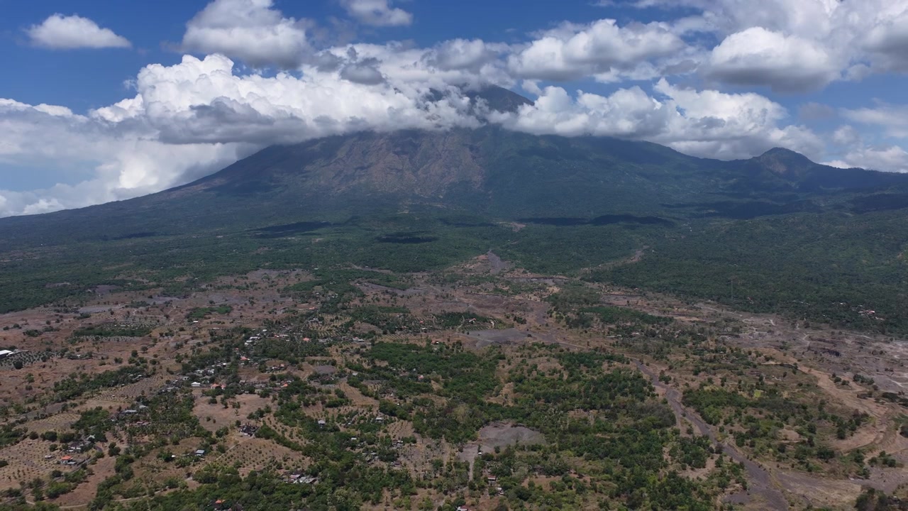 Terreno aperto della savana di Tianyar ai piedi settentrionali del Monte Agung a Karangasem, Bali, Indonesia. Ripresa aerea con allontanamento