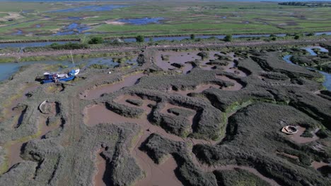 paisaje de marismas saladas del río blackwater en tollesbury marina, essex, reino unido