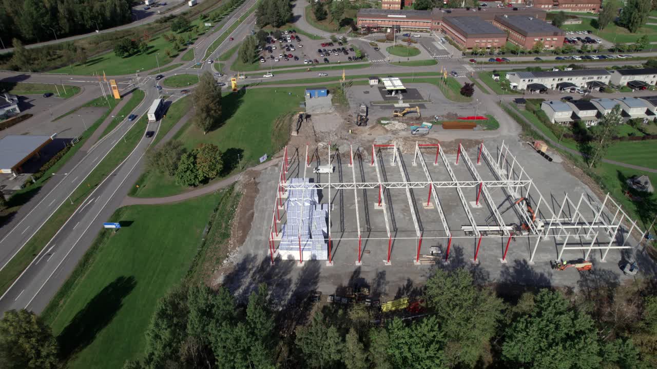 sitio de construcción con excavadora y grúa, camiones aéreos en el país nórdico