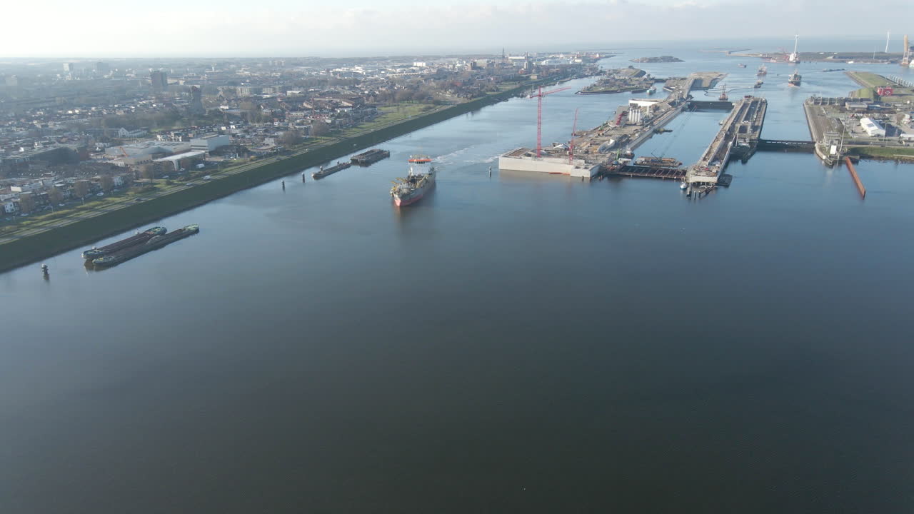 abajo del foque del barco que sale de ijmuiden sluis, la esclusa de barcos más grande del mundo