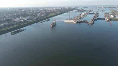 세계에서 가장 큰 선박 갑문인 ijmuiden sluis를 떠나는 선박의 지브 다운