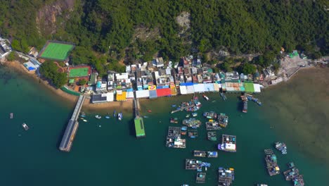 Drone-Disparó-En-órbita-Sobre-Un-Pequeño-Pueblo-De-Pescadores-Con-Un-Muelle-Y-Una-Granja-De-Ostras-Durante-El-Día-1