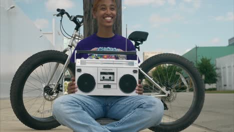 Dolly-Shot-Von-Attraktiven-Jungen-Afroamerikanischen-Frauen-Mit-Ghettoblaster-Auf-Dem-Schoß