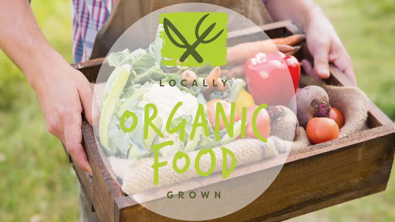 신선하게 수확 된 채소의 상자를 운반하는 사람 위에 녹색으로 유기농 식품 텍스트의 애니메이션