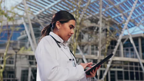 feliz, mujer y tableta por el médico afuera