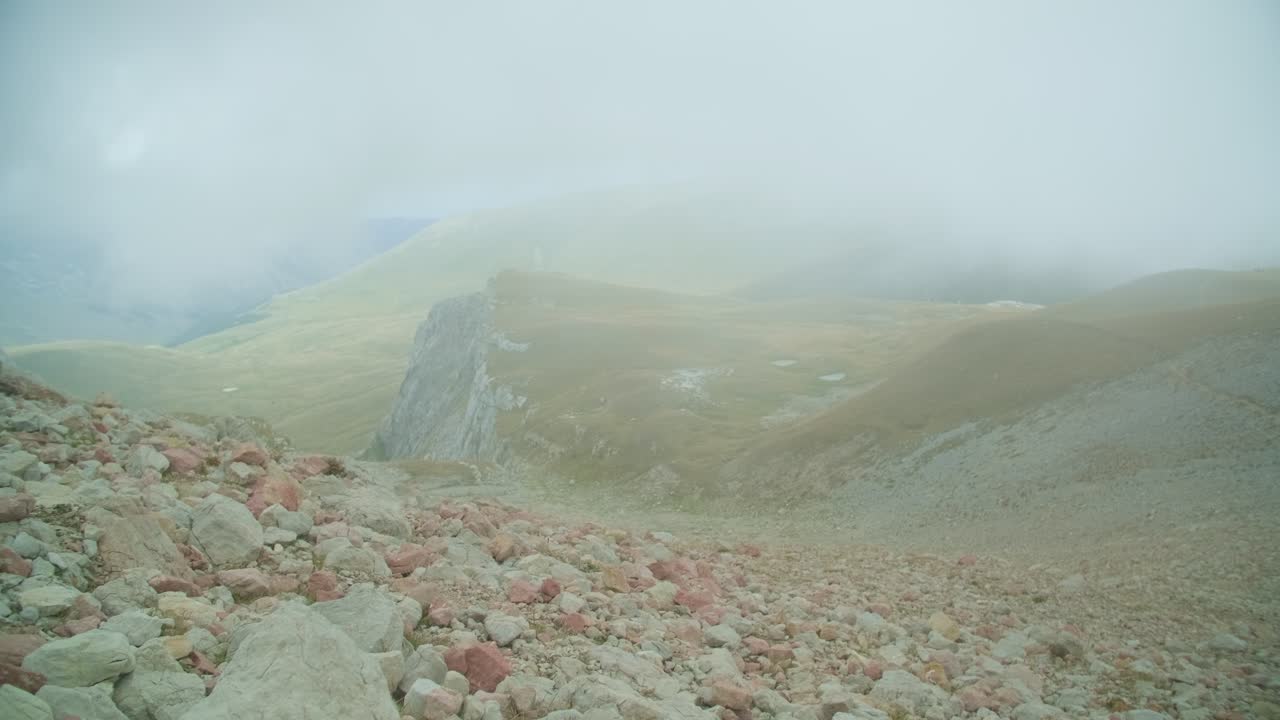 카우카스 산맥의 산책 경로: 경치와 계절의 아름다움