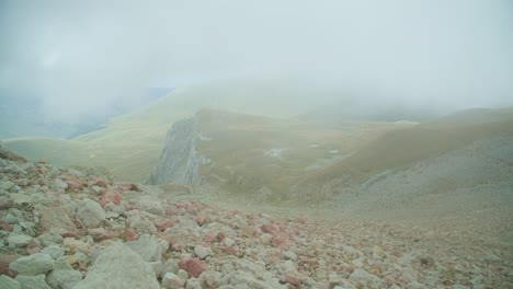 Rutas-De-Senderismo-En-Las-Montañas-Del-Cáucaso:-Vistas-Panorámicas-Y-Belleza-Estacional