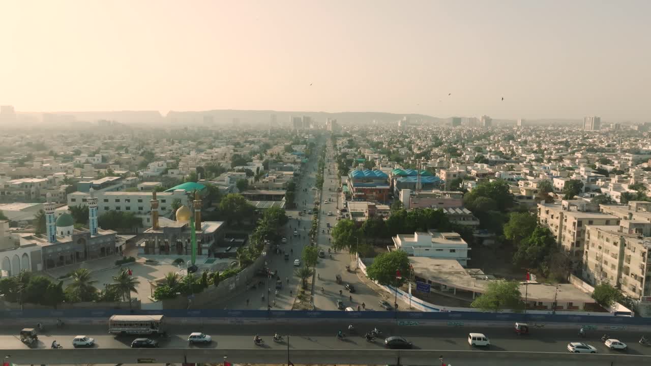 karachi, pakistán - imágenes aéreas de drones sobre karachi, la carretera más grande de shahrah-e-pakistán durante la mañana con tráfico en la carretera