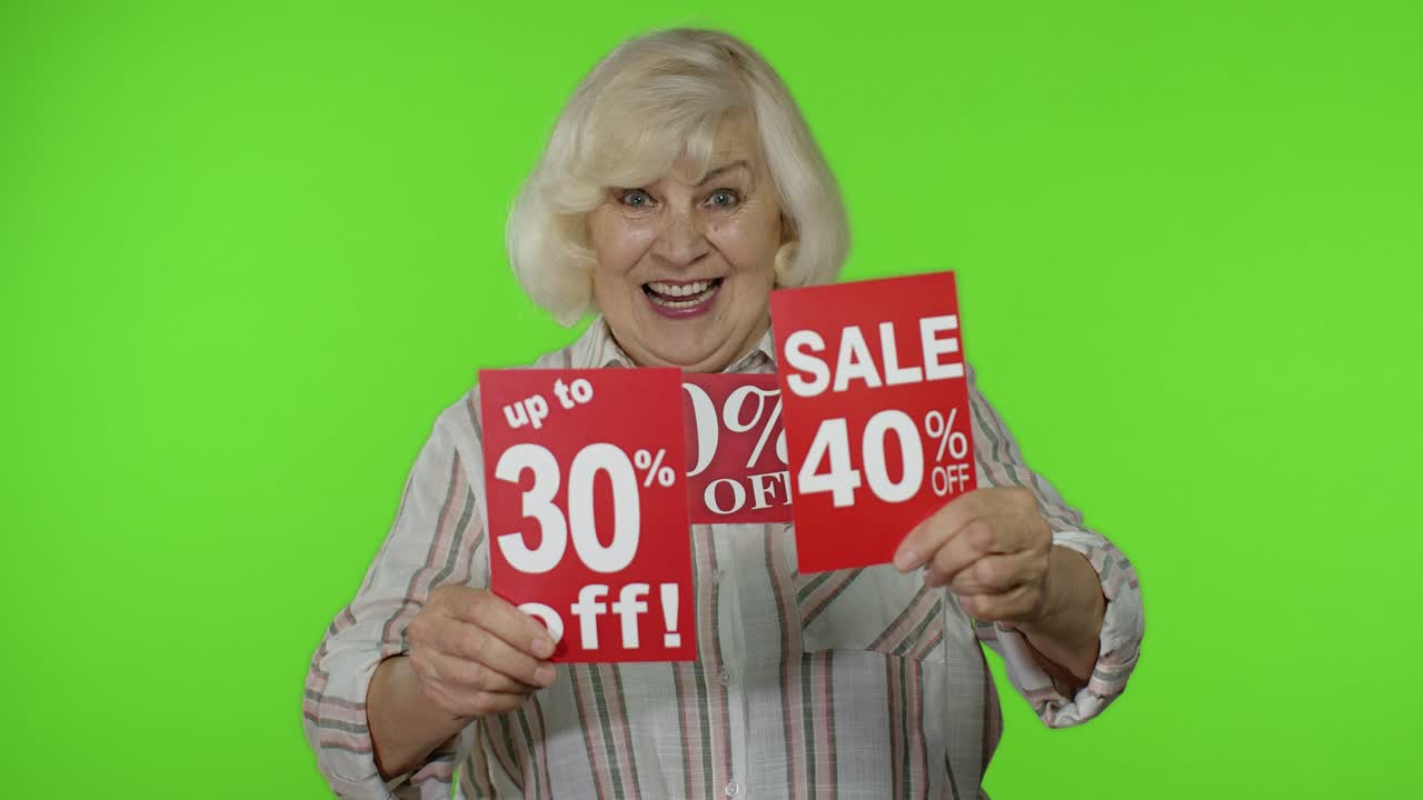 mujer de edad avanzada mostrando venta porcentaje de descuentos anuncios inscripciones pancartas. viernes negro