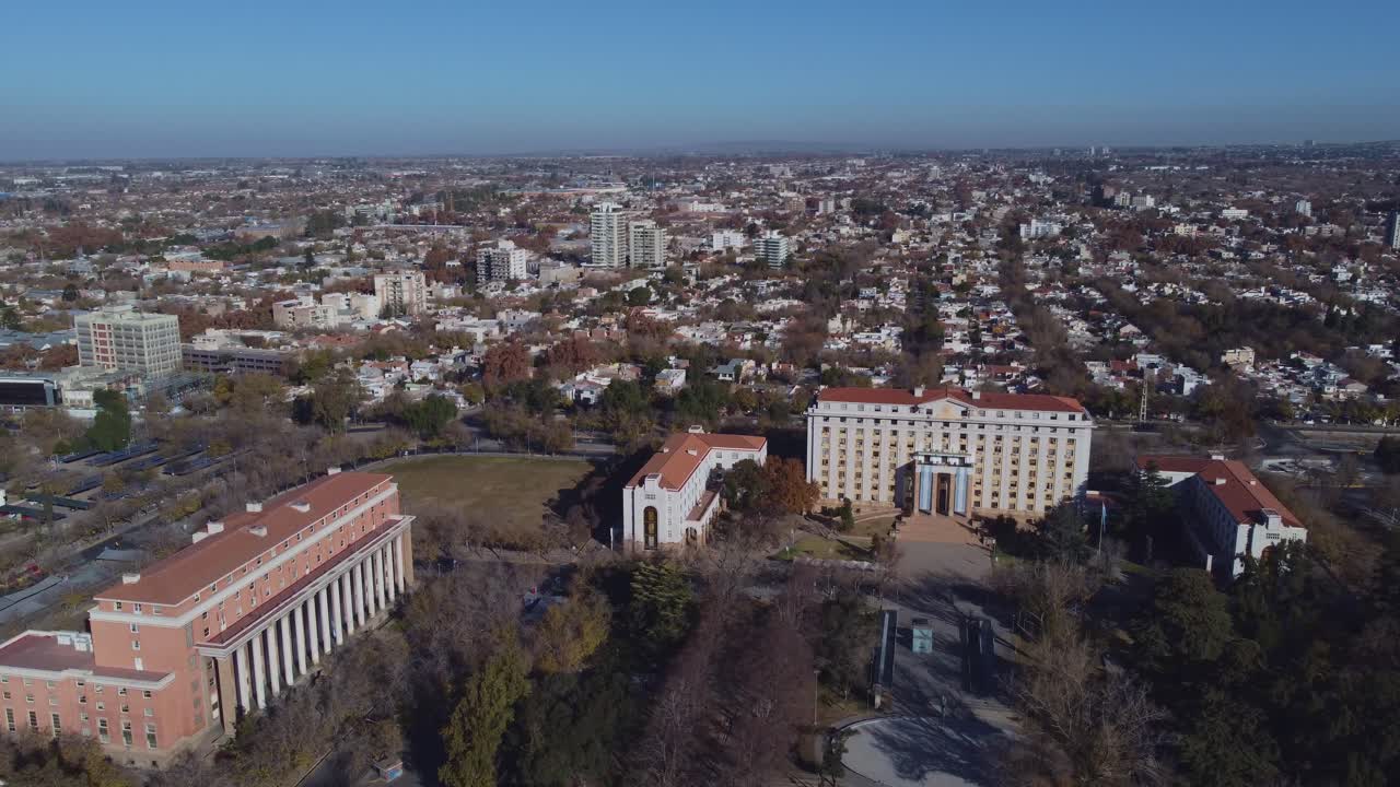 Vista Aérea de uma Cidade Extensa com Edifícios Históricos e Paisagem Urbana