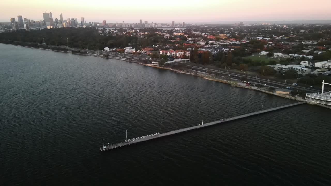 puesta de sol sobre el horizonte de la ciudad de perth