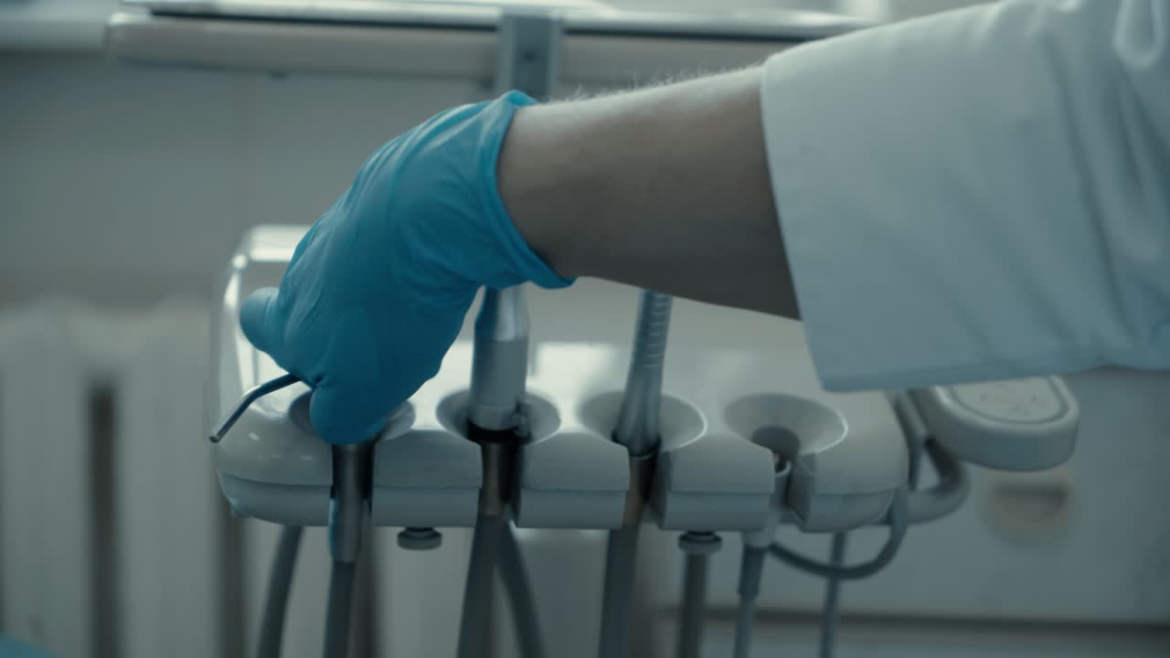 médico dentista en el trabajo plan manos y dispositivos