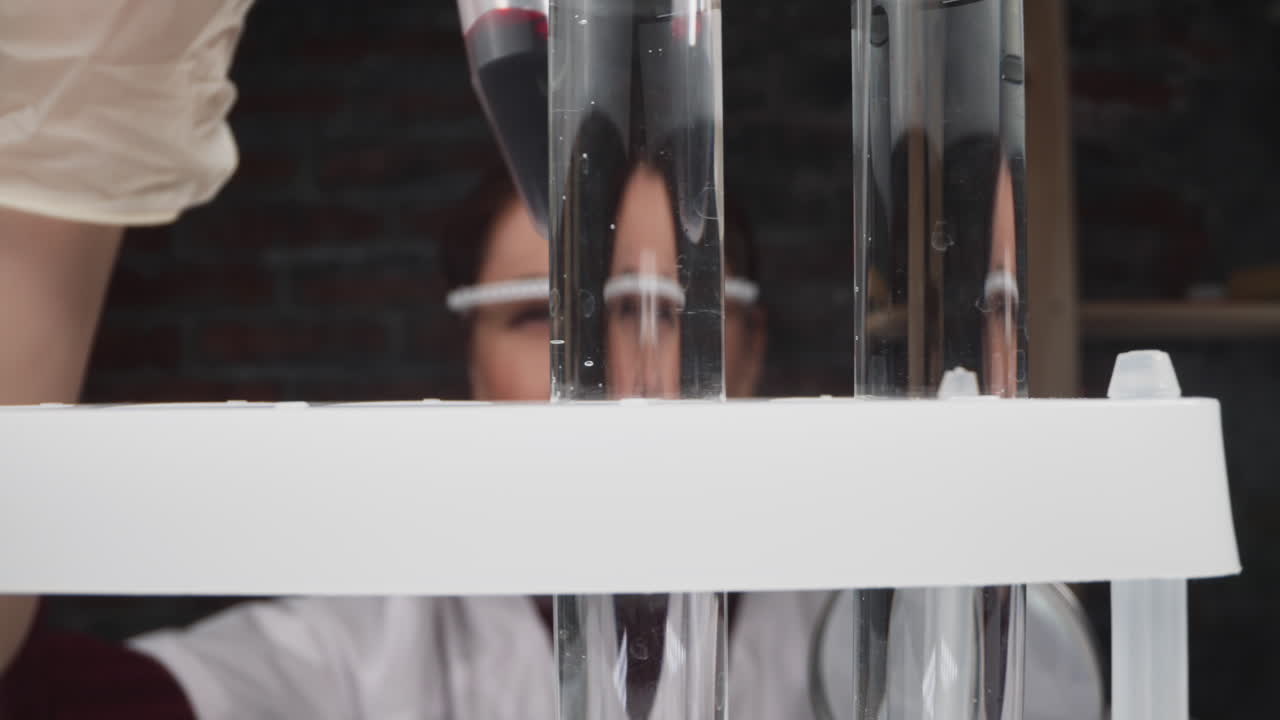 investigadora trabaja con una muestra de sangre de paciente en un tubo