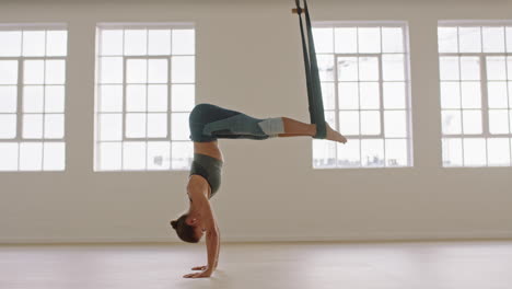 Aerial-Yoga-Frau-übt-Posen-In-Der-Hängematte-Und-Genießt-Den-Fitness-Lebensstil-Beim-Training-Im-Studio,-Training,-Meditation-Bei-Sonnenaufgang