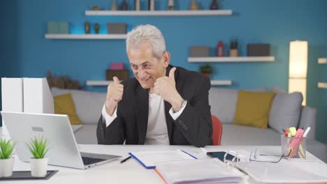 Hombre-Trabajador-De-Oficina-En-Casa-Aplaudiendo-Lo-Que-Ve-En-La-Computadora-Portátil.