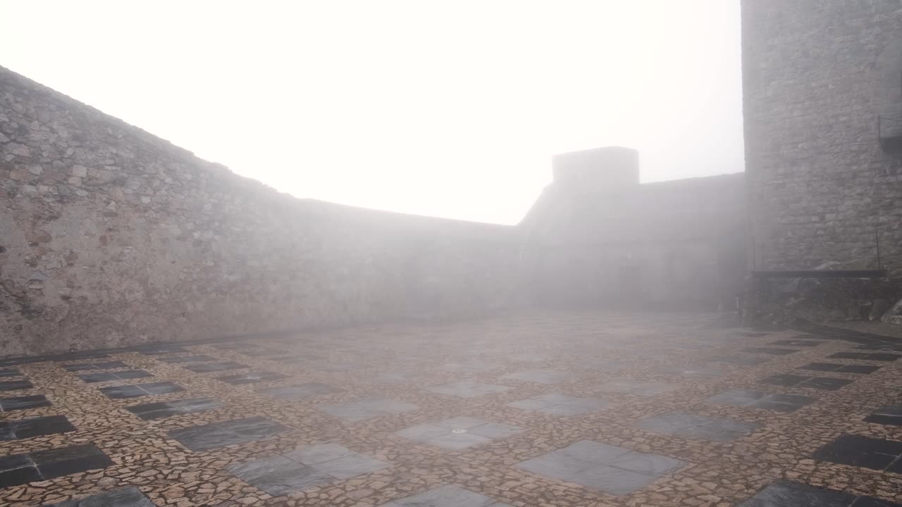 성 marvão의 안개가 자욱한 벽에서 타워쪽으로 팬