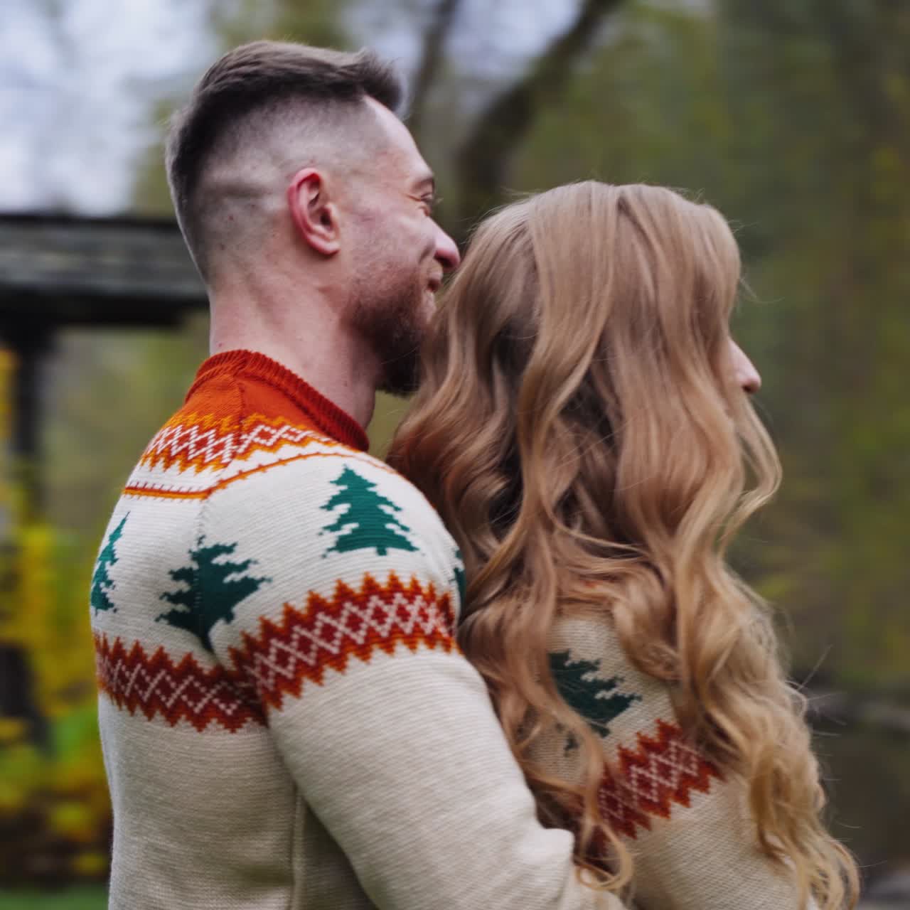 Giovane uomo affascinante abbraccia una ragazza all'aperto. Bella coppia all'aperto con uno sfondo di natura autunnale.