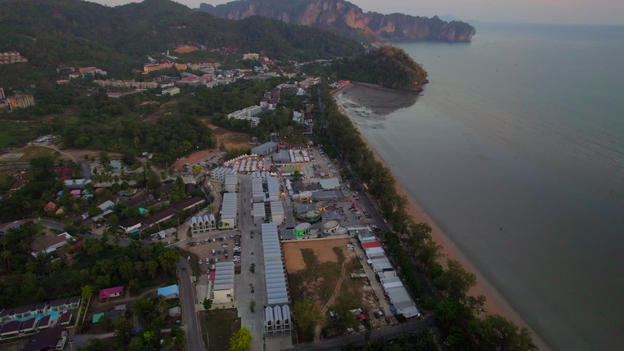 la ciudad turística de ao nang al atardecer en la provincia de krabi