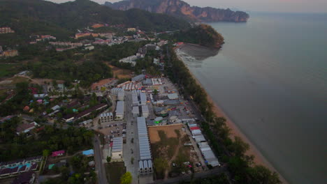 Ciudad-Turística-De-Ao-Nang-Al-Atardecer-En-La-Provincia-De-Krabi