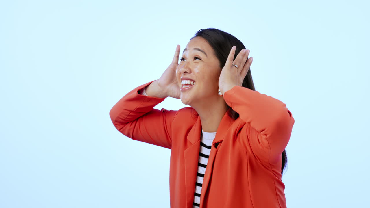 흥분한 여자와 와우가 스튜디오에서  놀랐습니다.