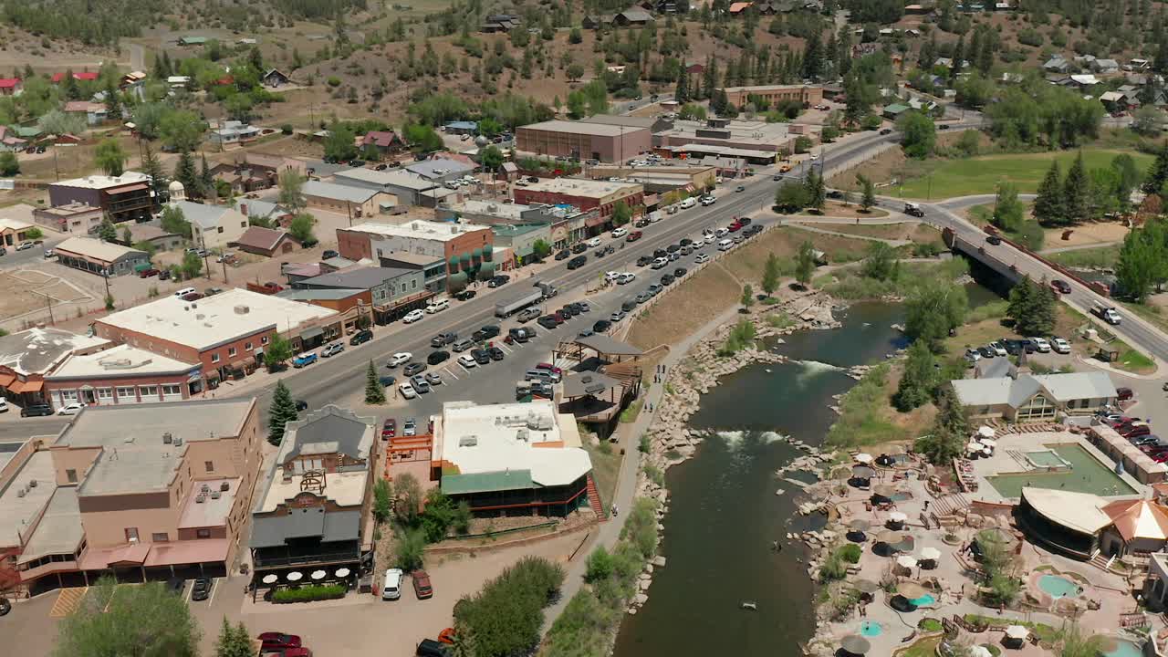vista aérea del centro de pagosa springs, colorado.