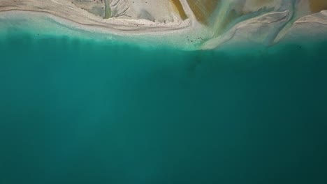 Drohnen-Übersicht-Von-Oben-Nach-Unten-über-Das-Gletscher-Überschwemmungsdelta-Von-Glenorchy-Mit-Gelben-Ablagerungen