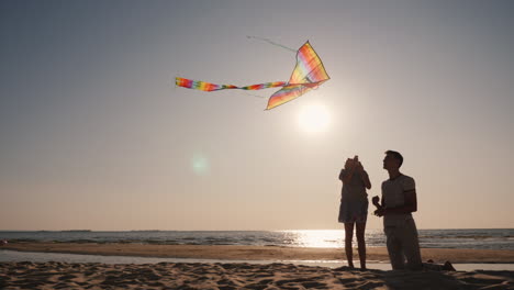 Ein-Junger-Mann-Und-Ein-Kind-Werden-Am-Strand-Mit-Einem-Drachen-Gespielt