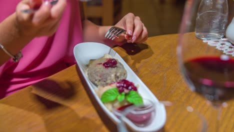 Postre-De-Cerca-En-El-Restaurante,-Manos-Femeninas-Caucásicas-Poniendo-El-Postre-En-Una-Cuchara,-Tiro-Estático