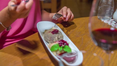 postre de cerca en el restaurante, manos femeninas caucásicas poniendo el postre en una cuchara, tiro estático