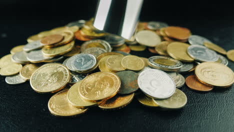 monedas succionadas en tubos de aspiradora