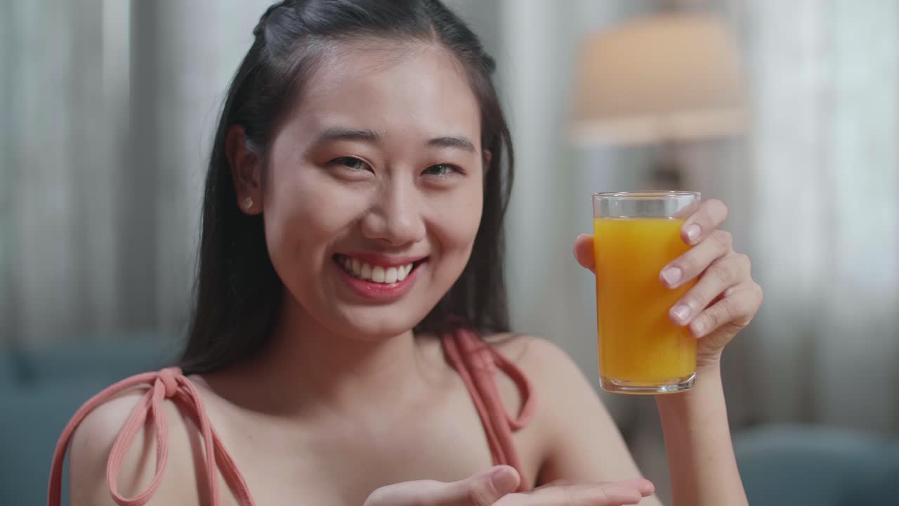 오렌지 주스 한 잔을 들고 여자