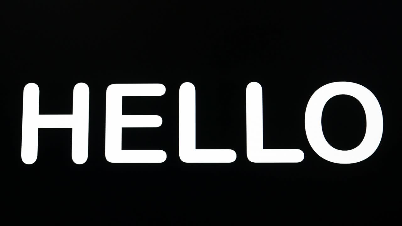 primer plano de hola siendo escrito en la pantalla del monitor de la computadora con el cursor parpadeante en el fondo negro espacio de copia