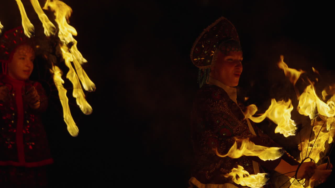 Performance de Poi de Fogo por uma Mulher em Traje Tradicional Russo