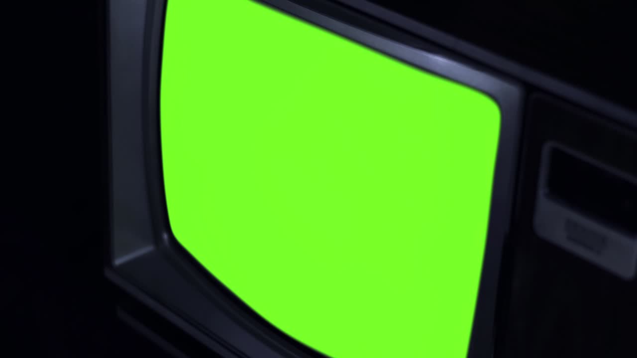 televisión de los años 80 con pantalla verde. cierra. haz un zoom. 4k.