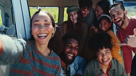 feliz, selfie y cara de amigos en un viaje por carretera