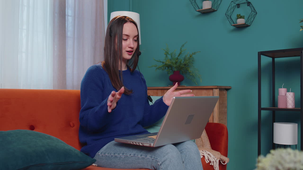 mujer independiente usar auriculares hacer videollamadas enseñar tutoría hablar en computadora portátil en la oficina de casa