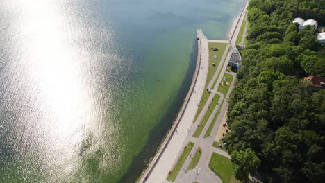 Glitzerndes-Wasser-Im-Sommer-Mit-Promenade-Und-Angelpier-In-Gdynia,-Polen