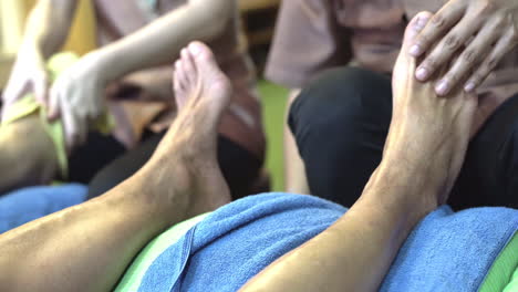 imágenes de cerca de 4k de masaje de pies tailandés en turista en khao san road en bangkok, tailandia